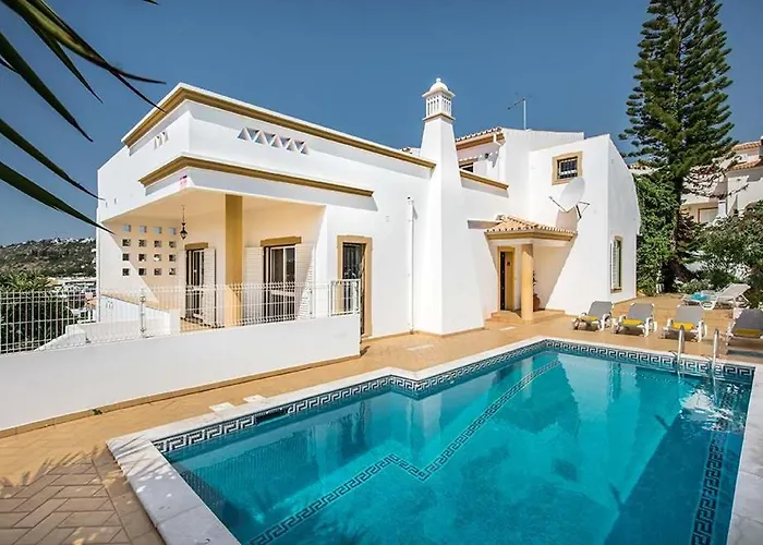 Villa Almanda - Spacious Villa Perfectly Located Between Albufeira Marina And The Old Town